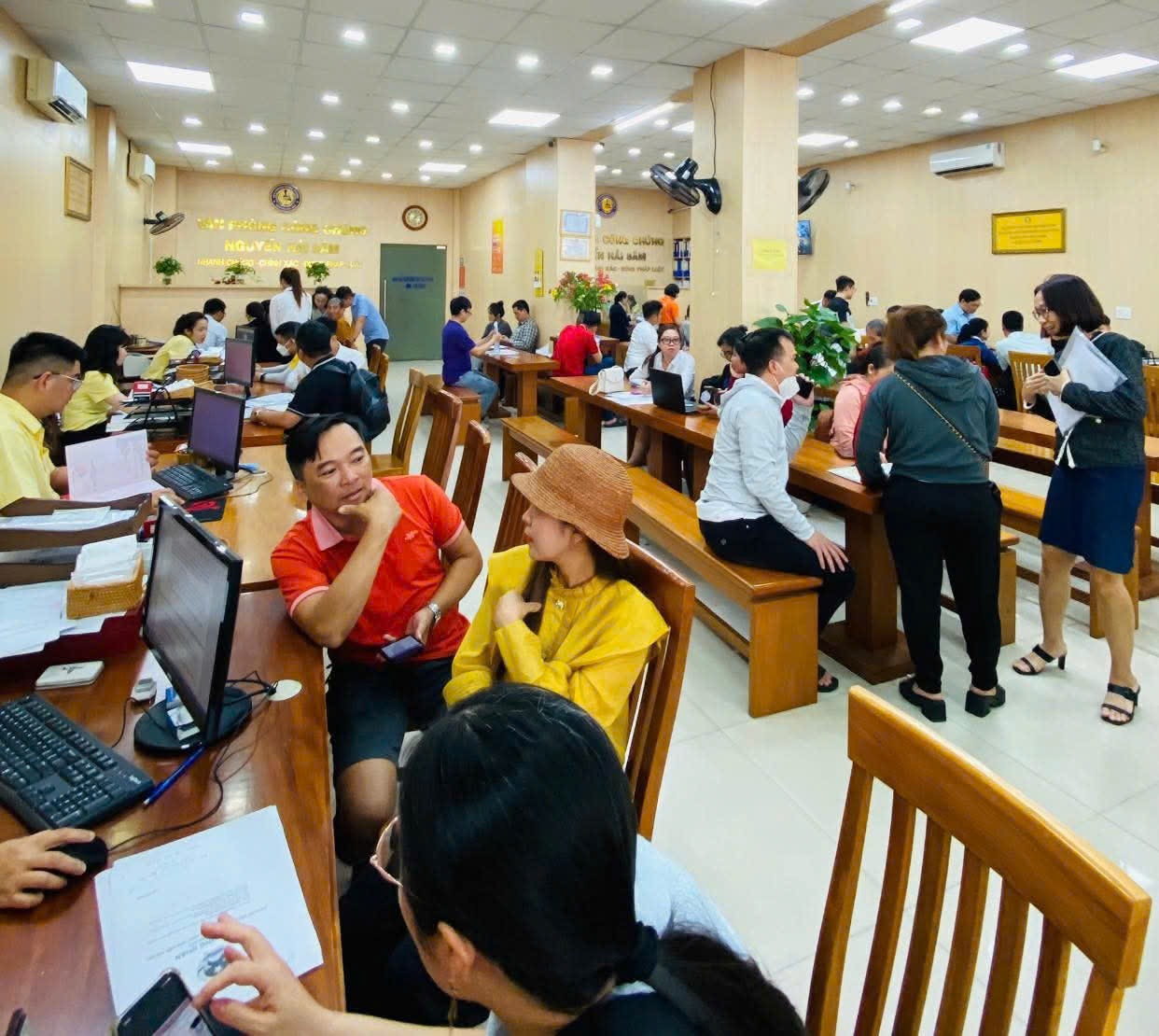 Người dân làm thủ tục công chứng tại Đà Nẵng