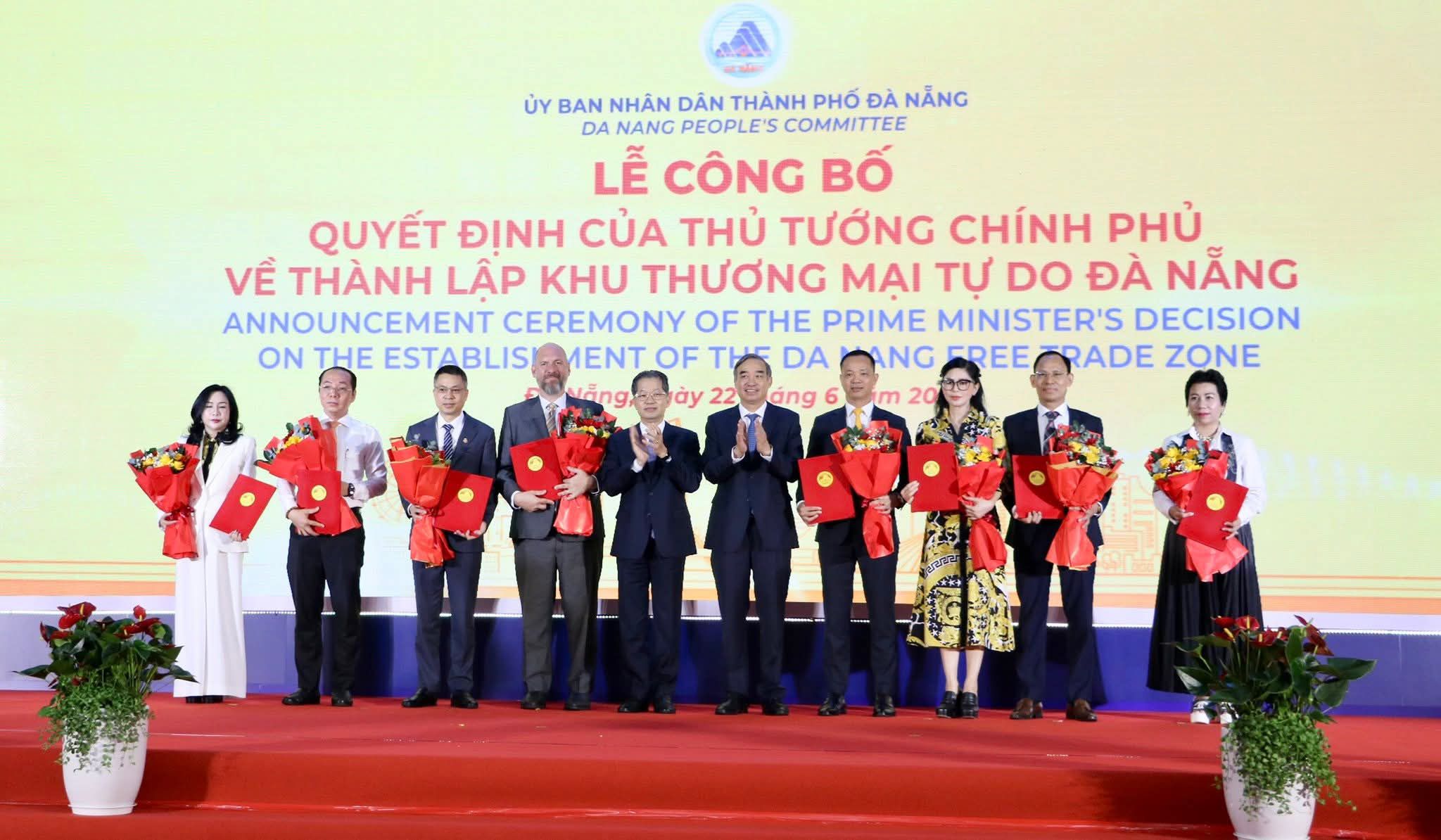 lãnh đạo ubnd đà nẵng và nhà đầu tư tại lễ công bố khu thương mại tự do