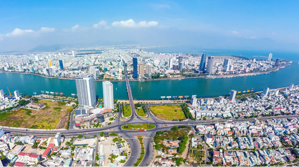 Cầu Sông Hàn Đà Nẵng và các tòa nhà cao tầng, biểu tượng cho sự phát triển của thị trường bất động sản Đà Nẵng.