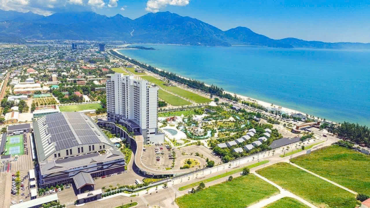 Toàn cảnh cung đường và đất mặt tiền Nguyễn Tất Thành Đà Nẵng nhìn từ trên cao
