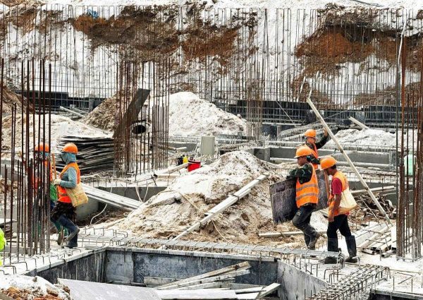 Công nhân làm việc hăng say ngày đêm tại công trường thi công móng dự án Ecohome Hòa Hiệp Đà Nẵng