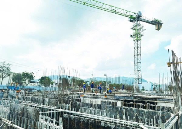 Đội ngũ kỹ sư đang giám sát chặt chẽ công đoạn đổ bê tông móng hầm chung cư Ecohome Hòa Hiệp