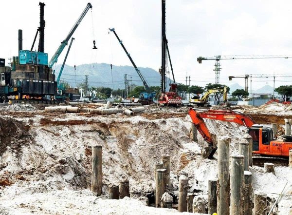 Hệ thống máy móc hiện đại và cẩu tháp đang hoạt động hết công suất tại dự án Ecohome Hòa Hiệp