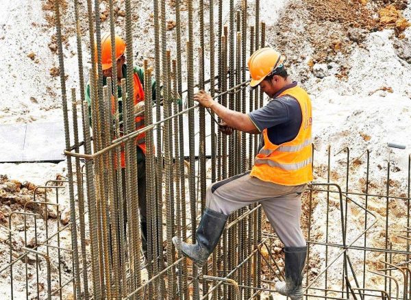 Công nhân đang đan sắt thép thi công móng hầm phân khu căn hộ thương mại Ecolife Signature