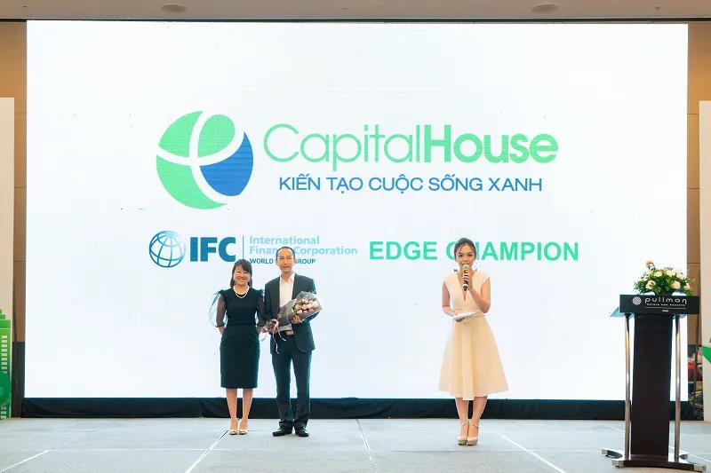 Hình ảnh ghi lại sự kiện của Capital House cùng IFC và EDGE Champion, nhấn mạnh hành trình phát triển công trình xanh, không gian sống bền vững và chiến lược kiến tạo cuộc sống xanh của doanh nghiệp.