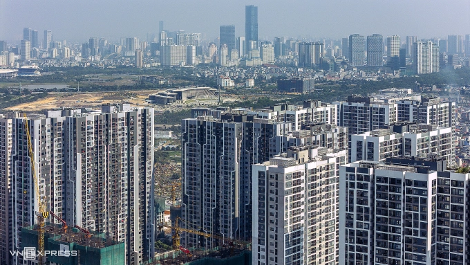 Hình ảnh các dự án chung cư đắt tiền tại Hà Nội với nguồn cung lớn, phản ánh cuộc đua bán nhà ngày càng khốc liệt trên thị trường bất động sản cao cấp.