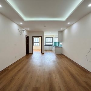 Phòng khách căn hộ 2 phòng ngủ The Ori Garden với sàn nhựa khóa hèm hiện đại, trần thạch cao và hệ thống đèn âm trần sang trọng.