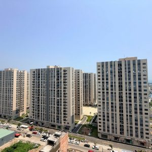 Toàn cảnh các block chung cư The Ori Garden tại phường Hải Vân nhìn từ trên cao, bao quát cả hồ Bàu Tràm và vịnh biển.